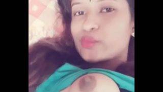 Desi nude selfie video of college girl exposing boobs