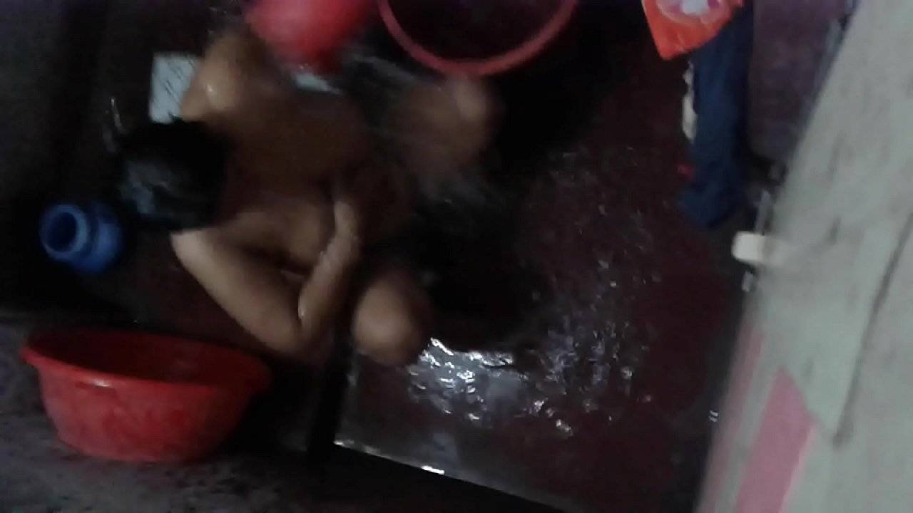 Hidden cam bathing video of chubby Indian neighbor aunty
