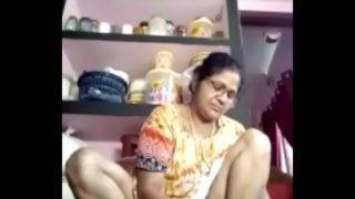 Mallu sexy aunty exposing pussy while cleaning vegetables