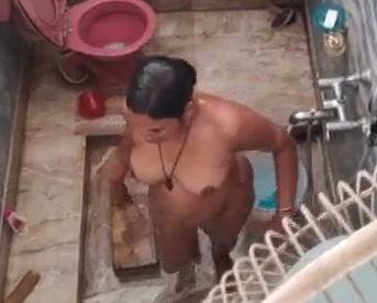 Indian aunty spying bath video – HamaterDesi.com – HamaterDesi.com