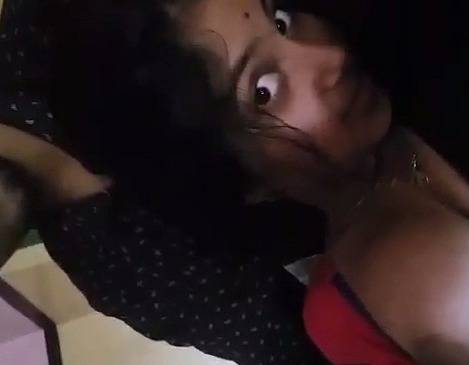 GF kissed and boobs exposed – HamaterDesi.com – HamaterDesi.com