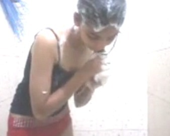 Stay at home Indian teen bathing – HamaterDesi.com – HamaterDesi.com