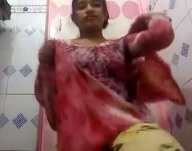 Desi bathroom striptease video – AuntyMaza.in – AuntyMaza.in