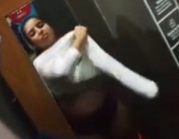 Desi spy trial room video – AuntyMaza.in – AuntyMaza.in