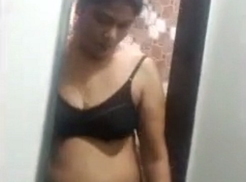 Neighbor aunty nude bathing before sex – AuntyMaza.in – AuntyMaza.in