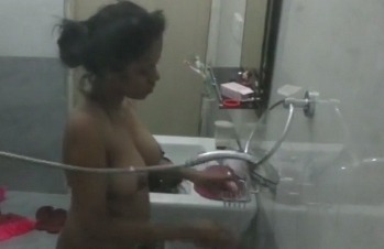 Sri Lankan bathroom spycam – AuntyMaza.in – AuntyMaza.in