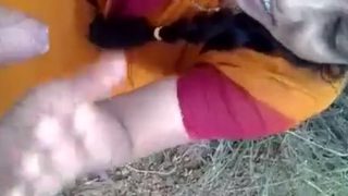 Bindi lady sucking lund – Outdoor blowjob sex