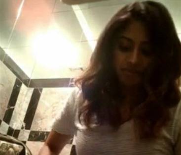 Indian model peeing hidden cam – AuntyMaza.in – AuntyMaza.in