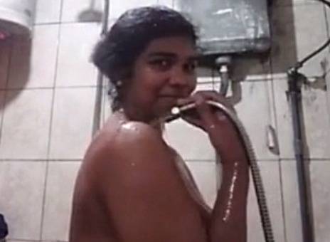 Local bhabhi selfie in the bathroom – AuntyMaza.in – AuntyMaza.in