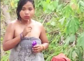 Naughty Bangla wife exposing for truck driver – AuntyMaza.in – AuntyMaza.in