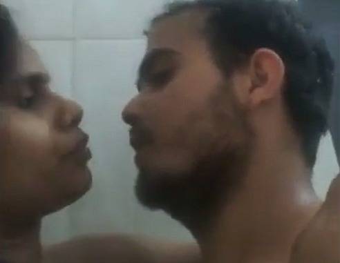Naughty desi bathroom romance – AuntyMaza.in – AuntyMaza.in