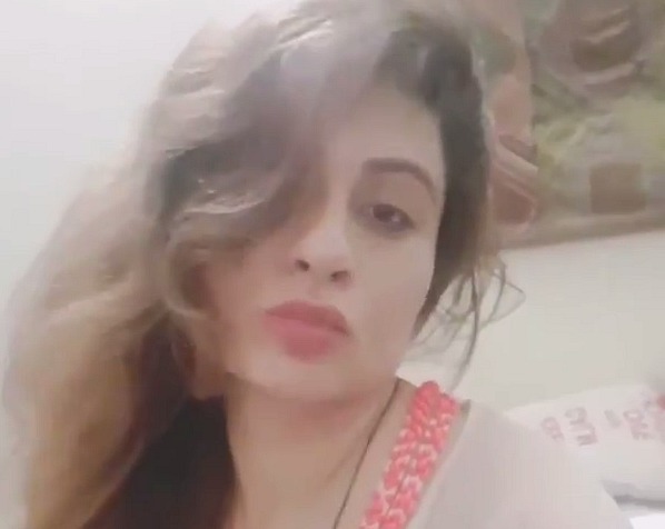 Pakistani MMS - Paki lady showing boobs – AuntyMaza.in – AuntyMaza.in