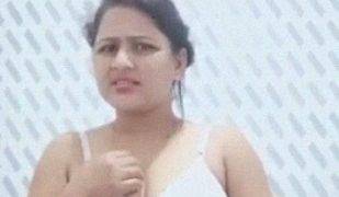 Cheating Indian mom exposing naked MMS