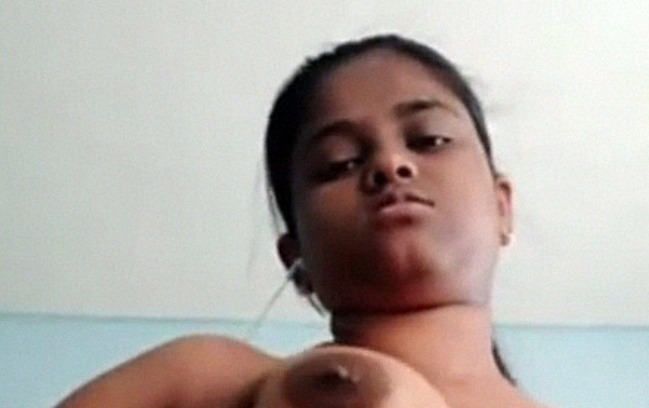 Desi beauty playing with her hot sexy figure