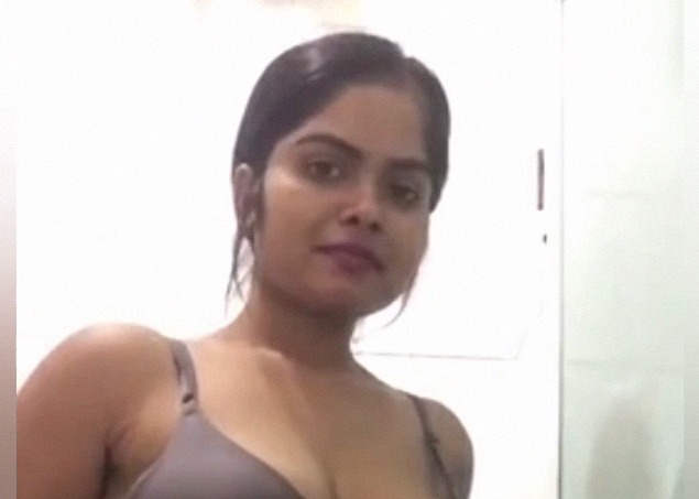 Cleavage Porn Mms - Indian girl with beautiful figure and face nude MMS