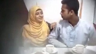 Young desi lovers ki restaurant blowjob sex