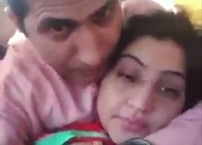 686px x 494px - Pakistani boss secretary fondling sex in car video - Leaks