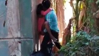 Indian college lovers outdoor standing XXX spy video
