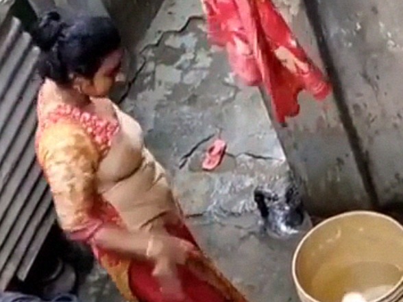 Secretly recorded video of Bangladeshi bhabhi bathing