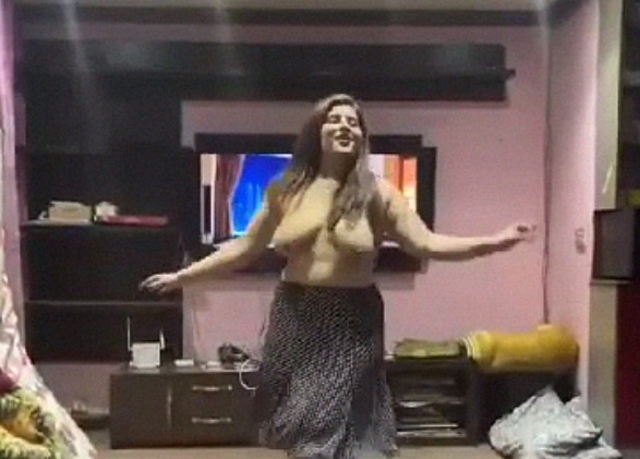 Paki callgirl dance nude for yeh mera dil song