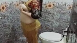 Pakistani chubby girl masturbates in the shower