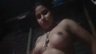 A horny lady gets naked in the Tamil aunty sex video