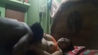 Pervert bangs his desi bhabhi in Tamil sex video