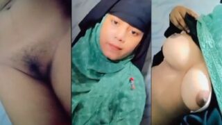Big-boob Muslim girl records her MMS in a bathroom