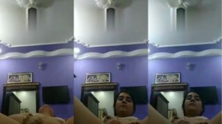 Nude lady from Lahore fingers her pussy in Pakistani xxx MMS